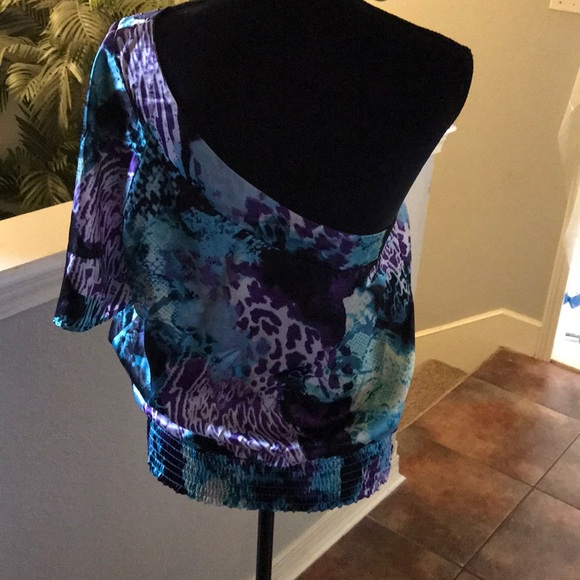 🌺Sexy off right shoulder blouse.🌺 - Picture 4 of 7